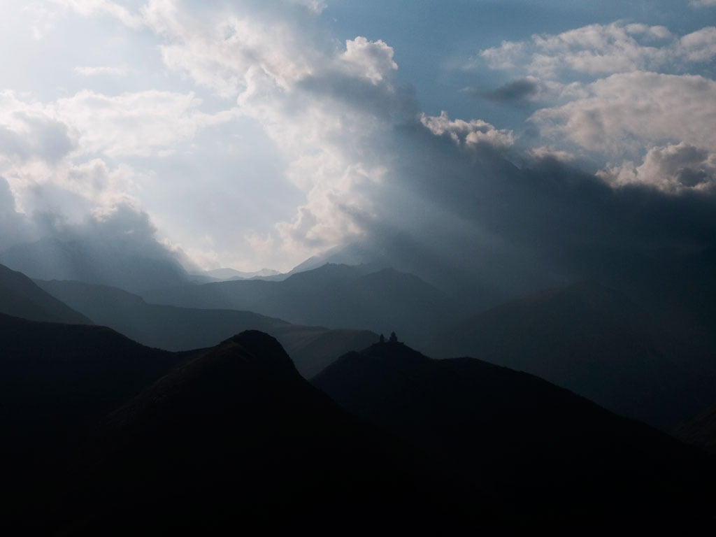 Ein Hahn kräht in Kazbegi