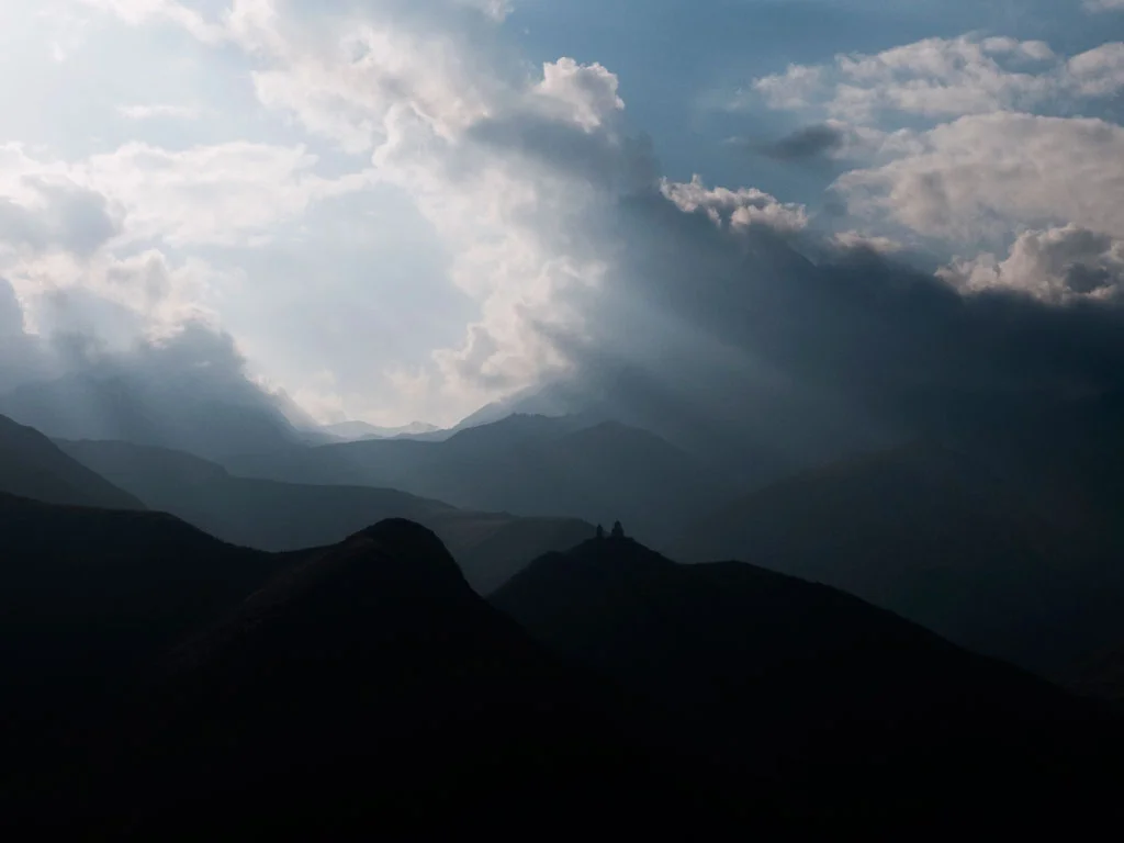 Ein Hahn kräht in Kazbegi