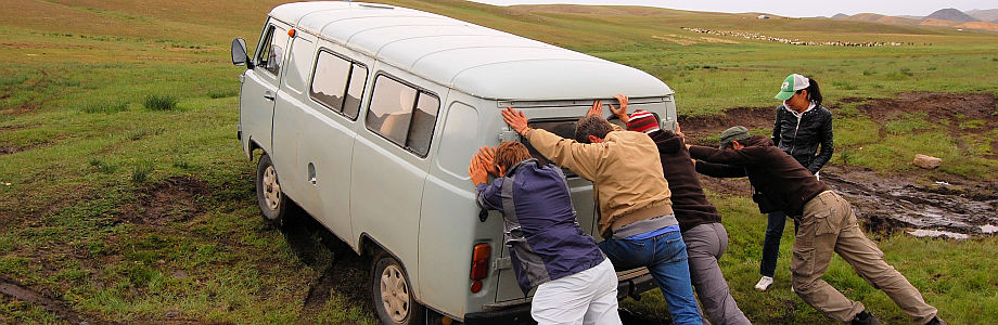 Russischer Minibus in mongolischem Schlamm