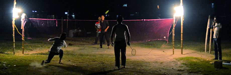 Allabendliches Badminton im Park mit Flutlicht