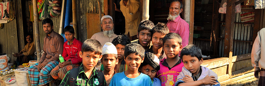 Das ganze Dorf begrüsst den Bideshi (Ausländer)