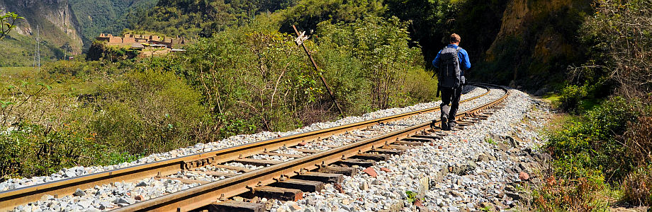 Schienenlaufen mit Inkaruine im Blick