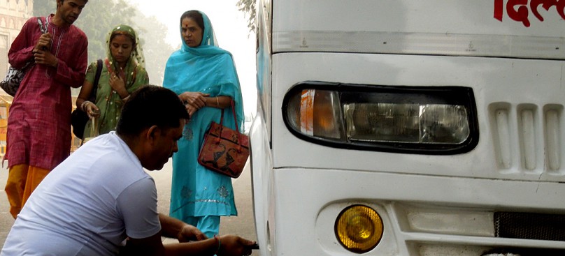 india-bus-reifenwechsel