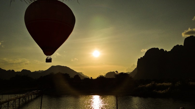 Heißluftbaloon im Sonnenuntergang