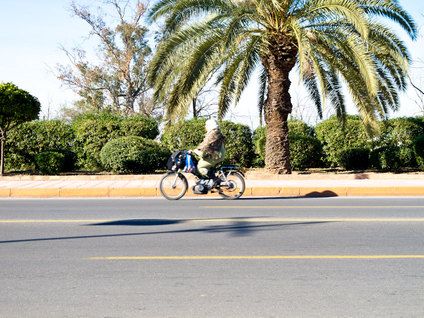 Marrakesch Moped fahrende Frau