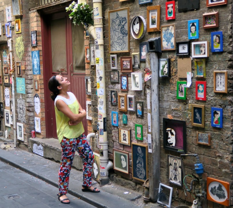 Leyla bewundert Melbournes Streetart