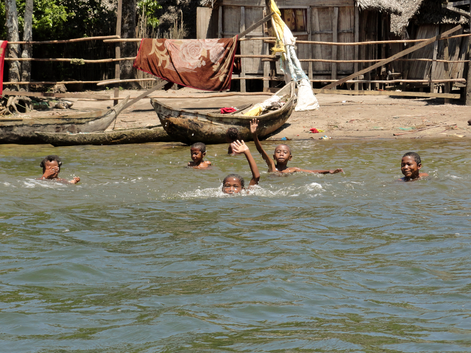 Kinder beim Schwimmen in Manakara