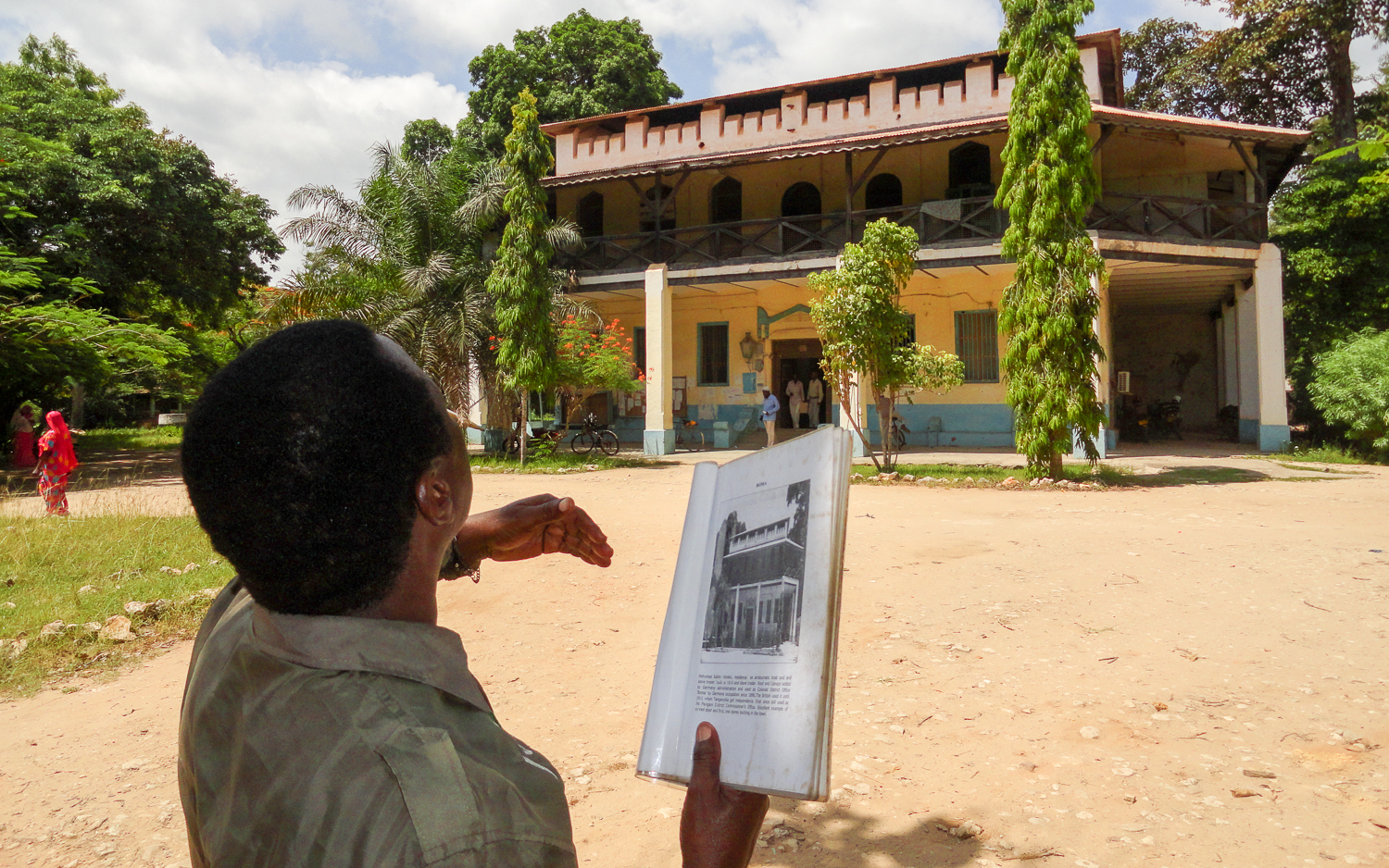 Hothot vor der Boma in Pangani