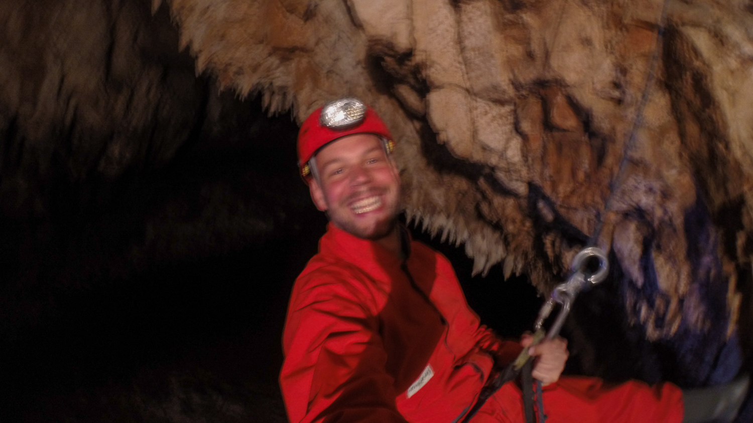 Bei Abseilen in der Höhle