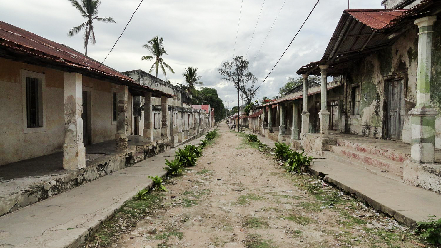 Straße mit Ruinen auf Ibo