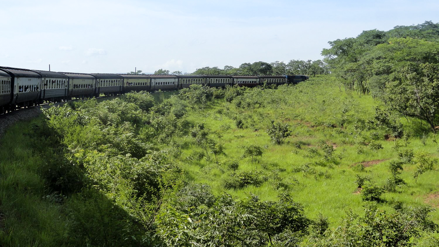 Zug der Central Line kurz vor Kigoma