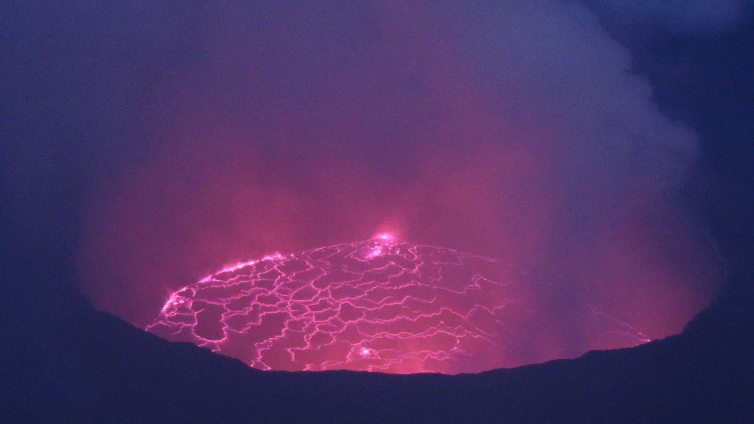 Lavasee des Nyiragongo Vulkans (Violett durch die hohe Infrarotstrahlung)