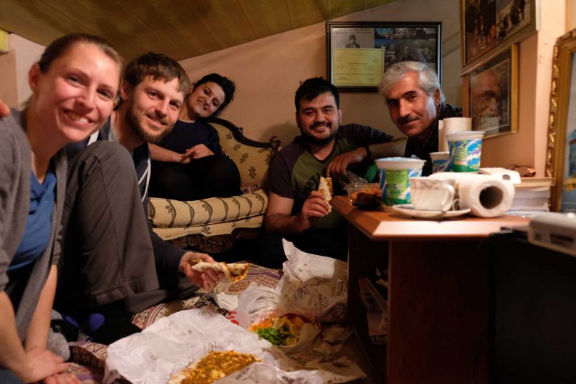 Bienvenue en Erzurum! Unser Abendessen mit (v.r.) Fesih, Refik und der namenlosen Studentin.