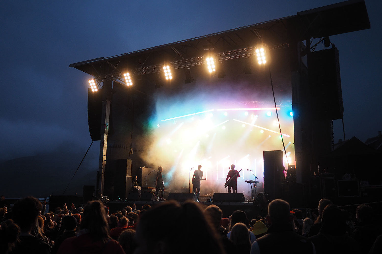 g_festival_faroeislands_stage_farbspiel_www-oooyeah-de
