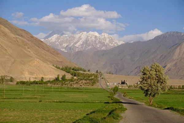 Von heißen Quellen, holprigen Straßen und neugierigen Blicken nach Afghanistan