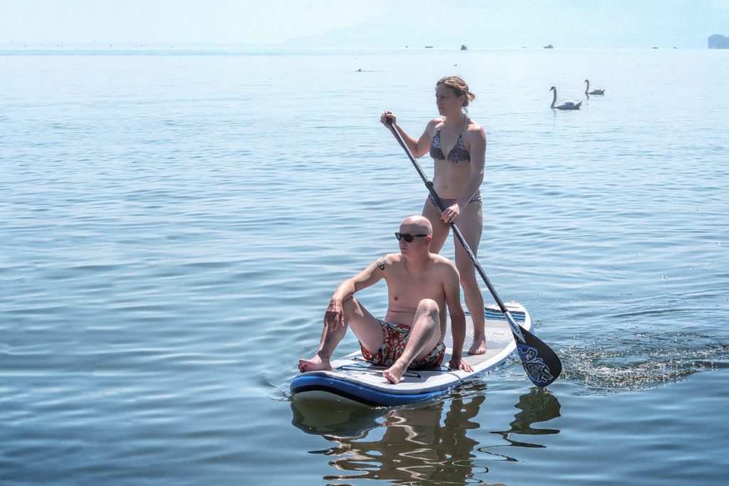 LIFE-for-FIVE-Elternzeit- Daniel und Tina auf einem Stand-Up-Paddel