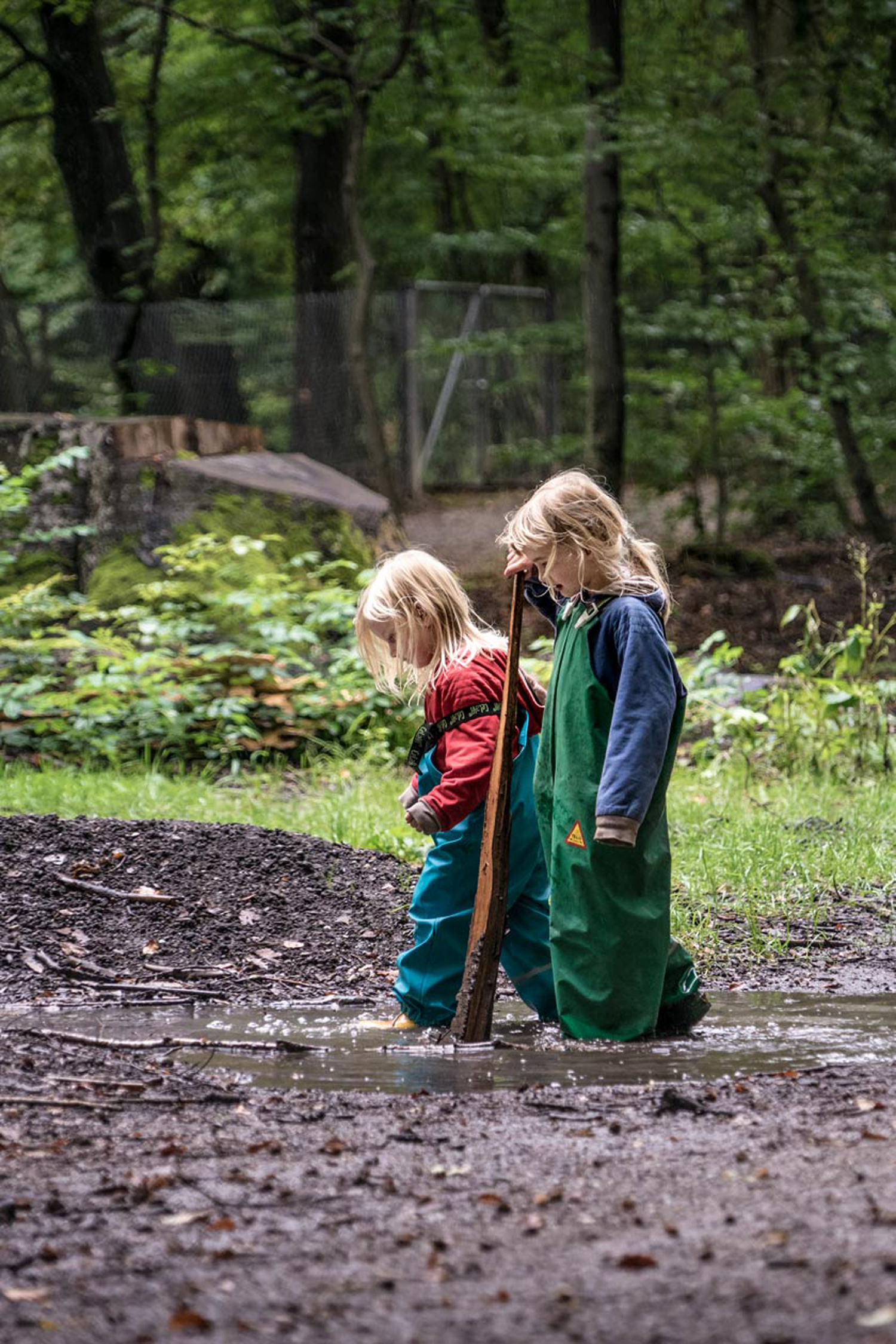 LIFE-for-FIVE-VW-Bus-Zwei Mädchen spielen in einer grossen Pfütze