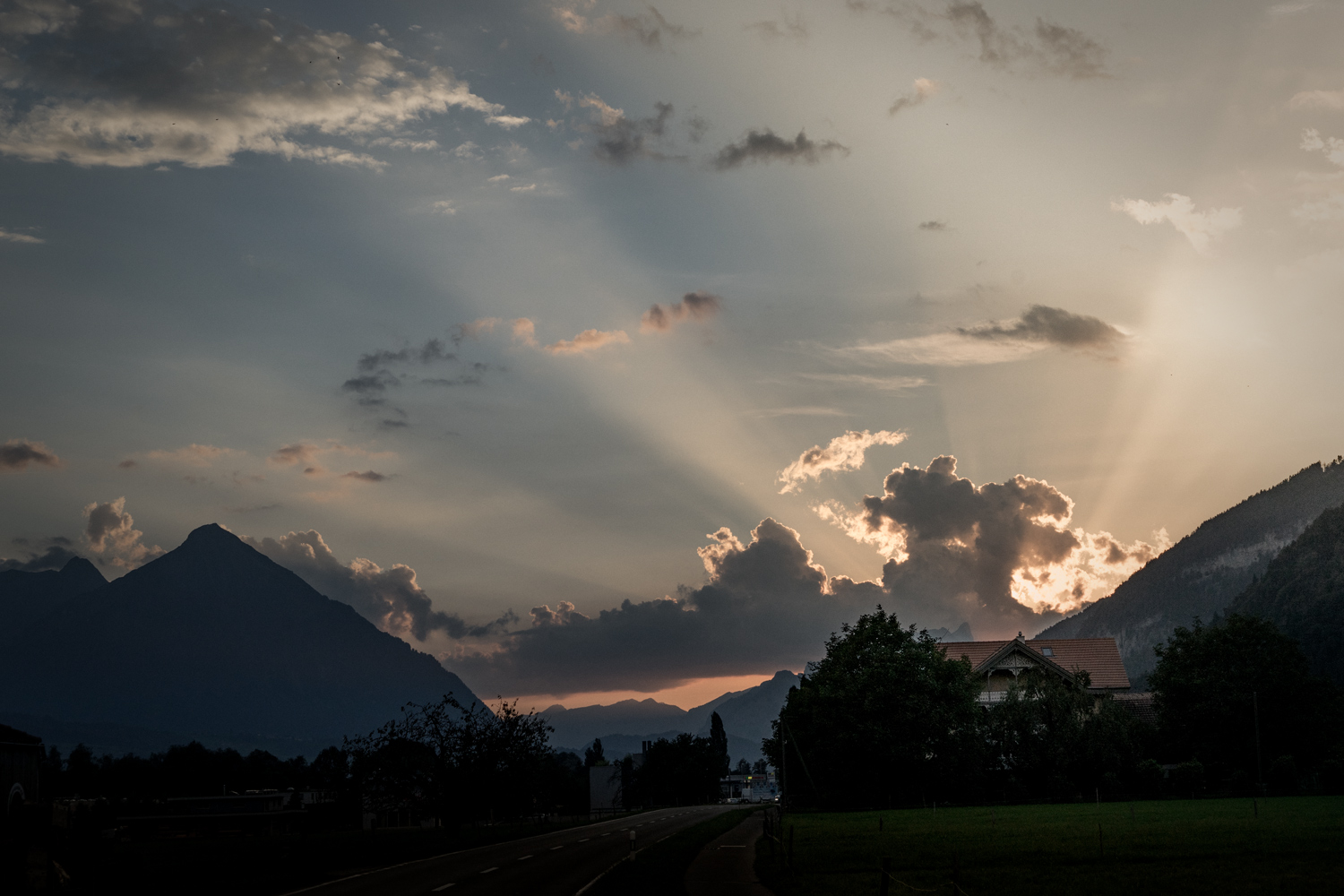 LIFE-for-FIVE-VW-Bus-Sonnenuntergang in den Bergen