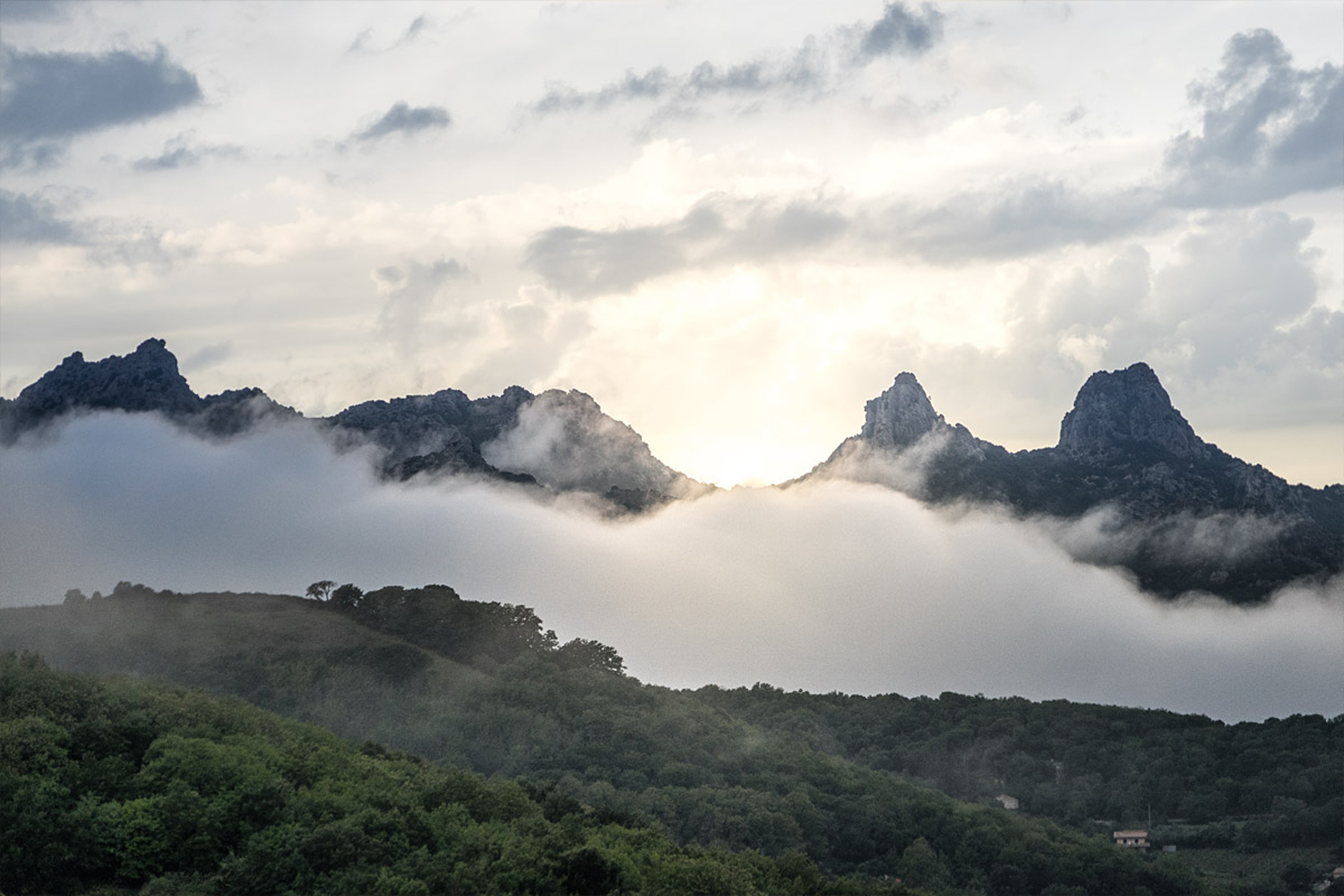 LIFE-for-FIVE-Pack-System-Berge und Wolken auf Sardinien.