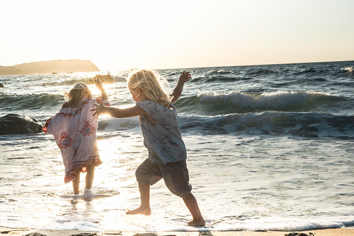 LIFE-for-FIVE-Pack-System-Unsere beiden Grossen Mädels spielen mit den Wellen am Strand.