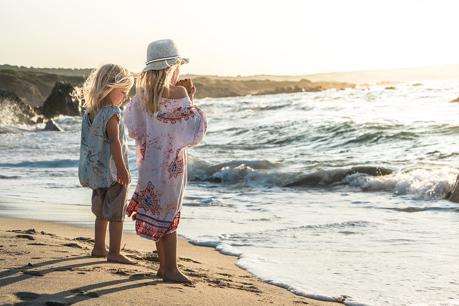 LIFE-for-FIVE-Pack-System-Unsere beiden grossen Mädels stehen am Strand und beobachten die Wellen.