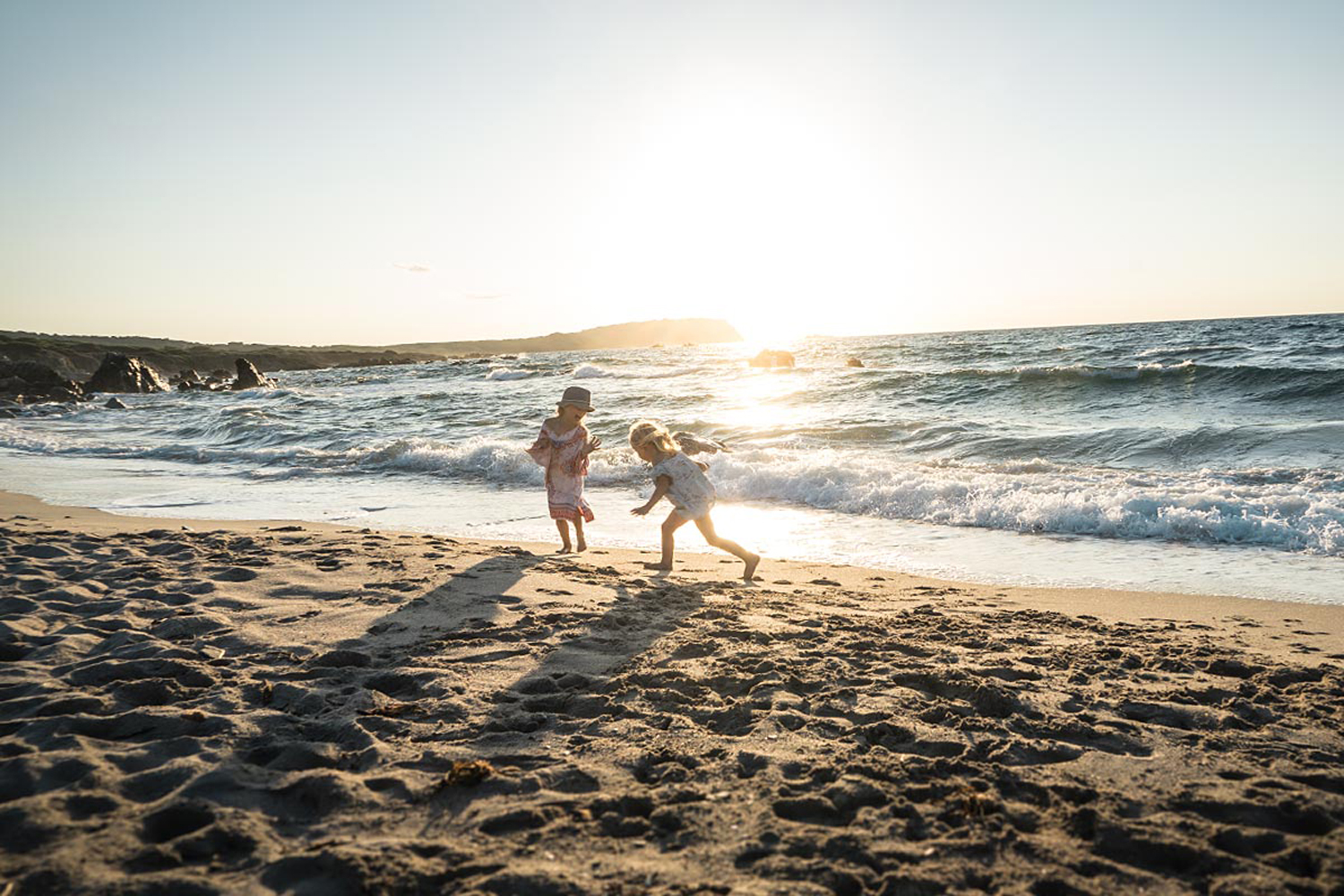 LIFE-for-FIVE-Pack-System-Unsere beiden Grossen Mädels spielen mit den Wellen am Strand.