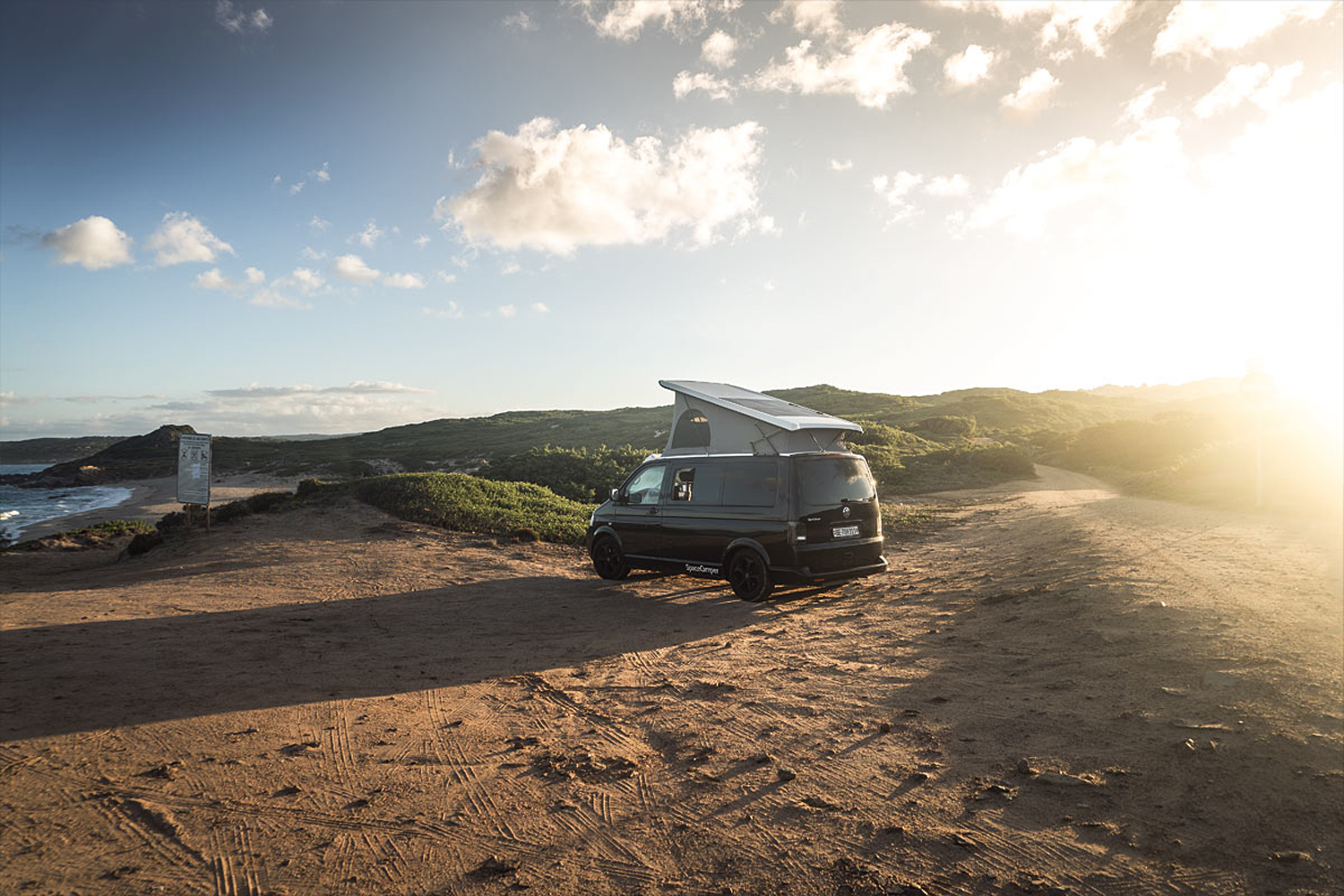 LIFE-for-FIVE-Pack-System-Unser SpaceCamper auf Sardinien irgendwo am Strand.