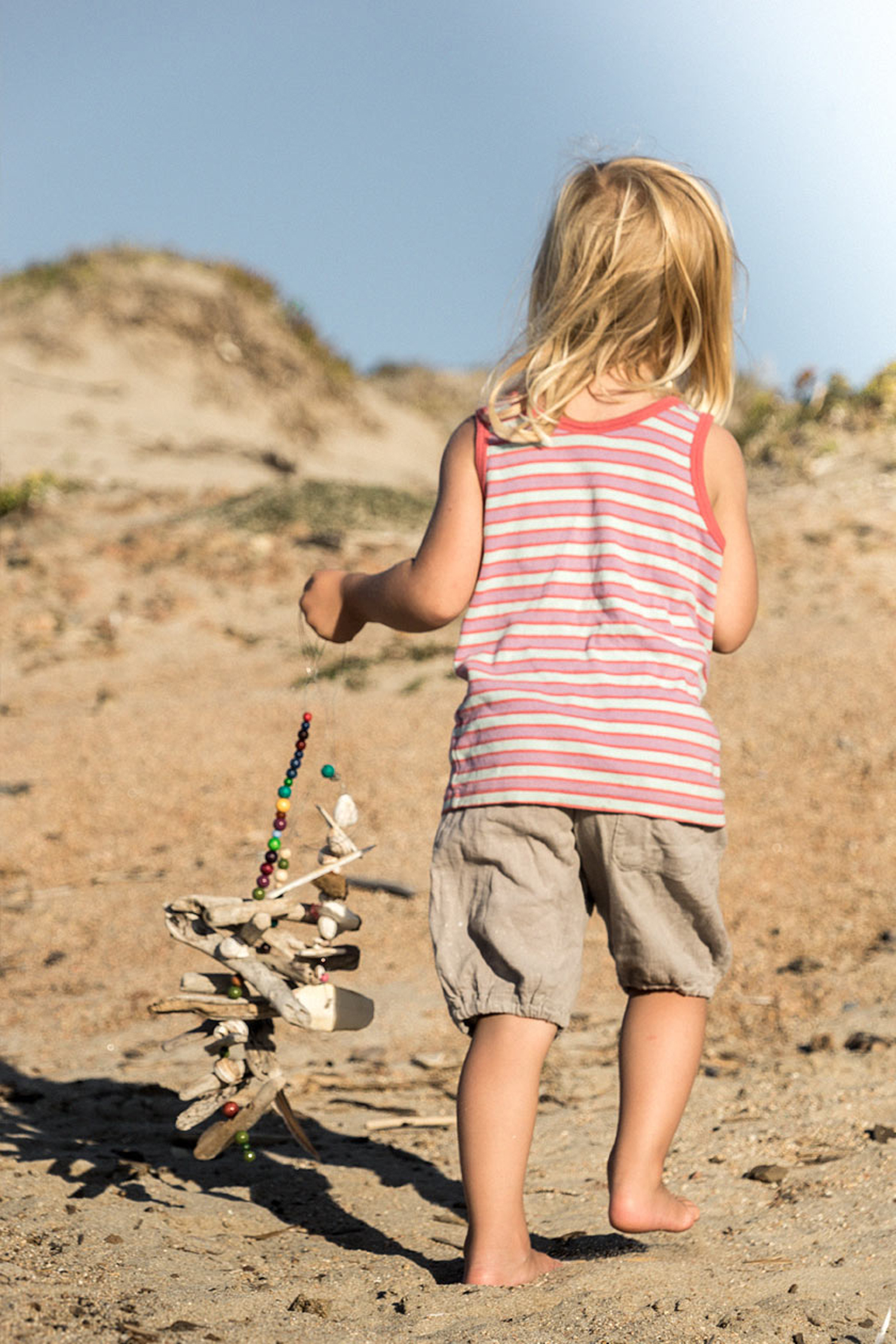 LIFE-for-FIVE-Pack-System-Unsere Tochter trägt ihre Bastelsachen am Strand.