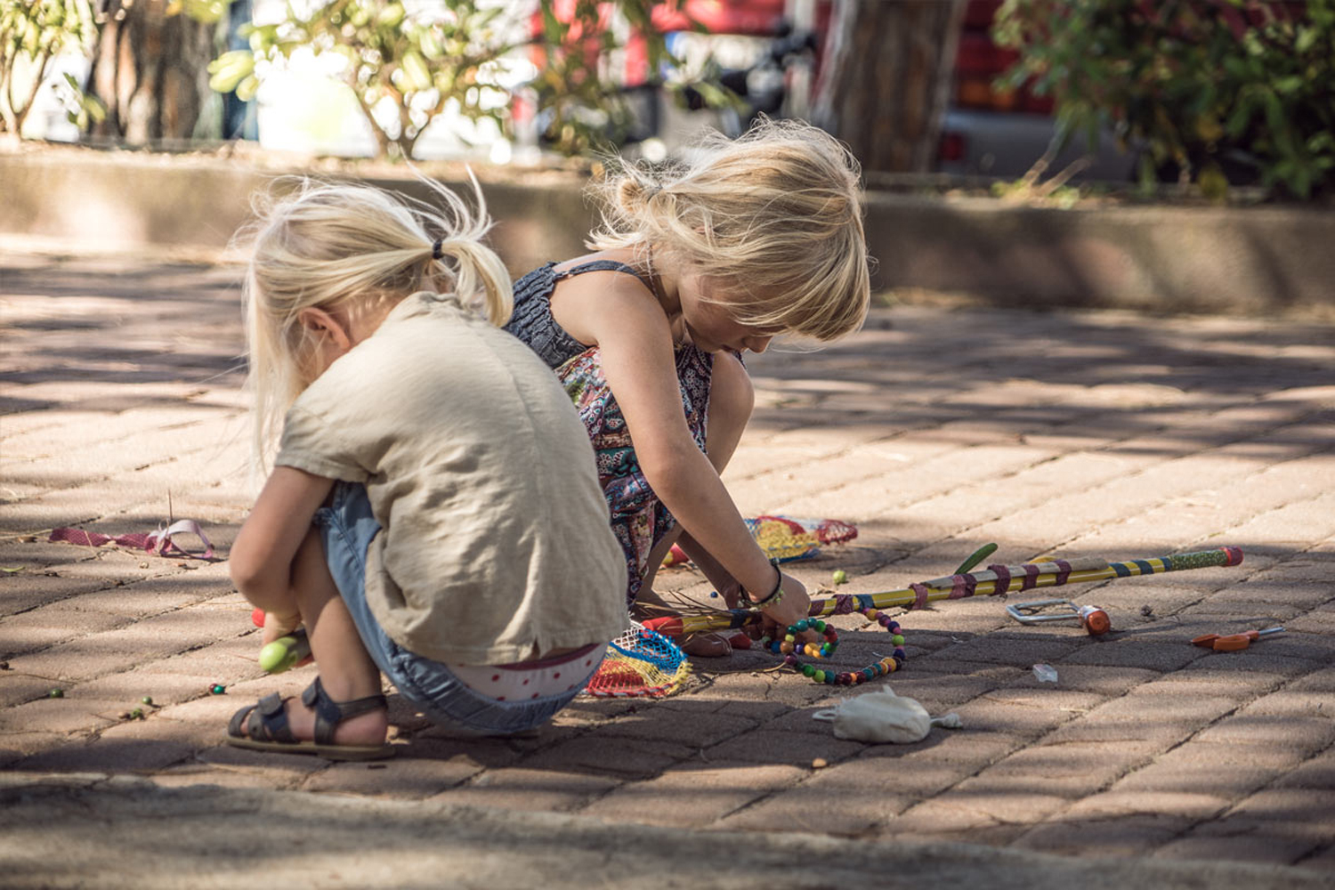 LIFE-for-FIVE-Sardinien-mit-Kindern-Die Mädels beim Basteln auf dem Campingplatz.