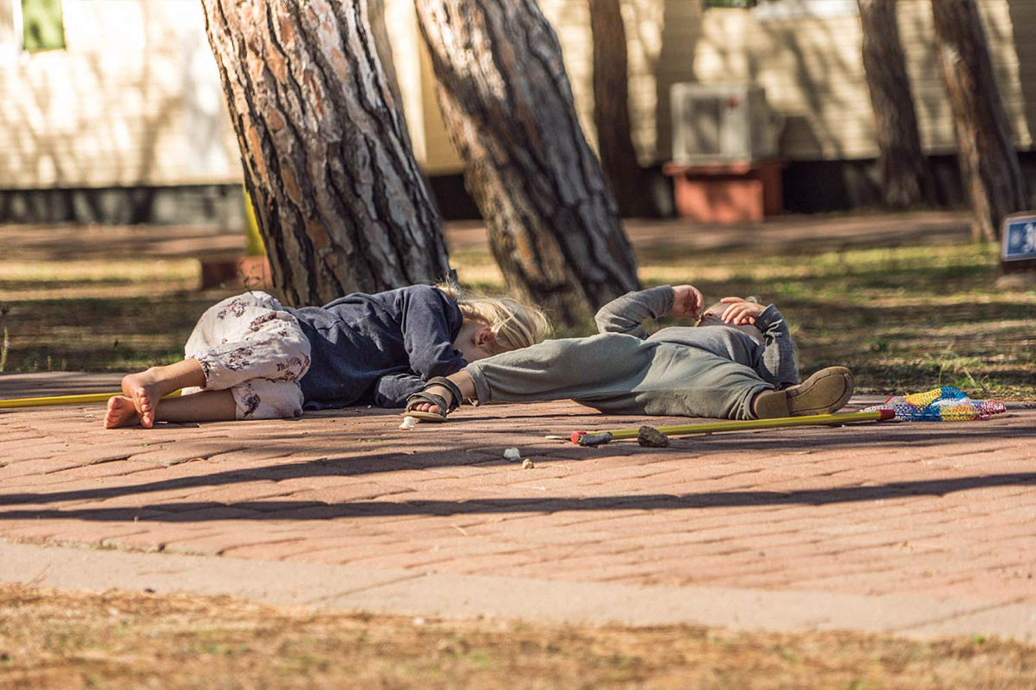 LIFE-for-FIVE-Sardinien-mit-Kindern-Die Mädels liegen auf dem Boden am Campingplatz.