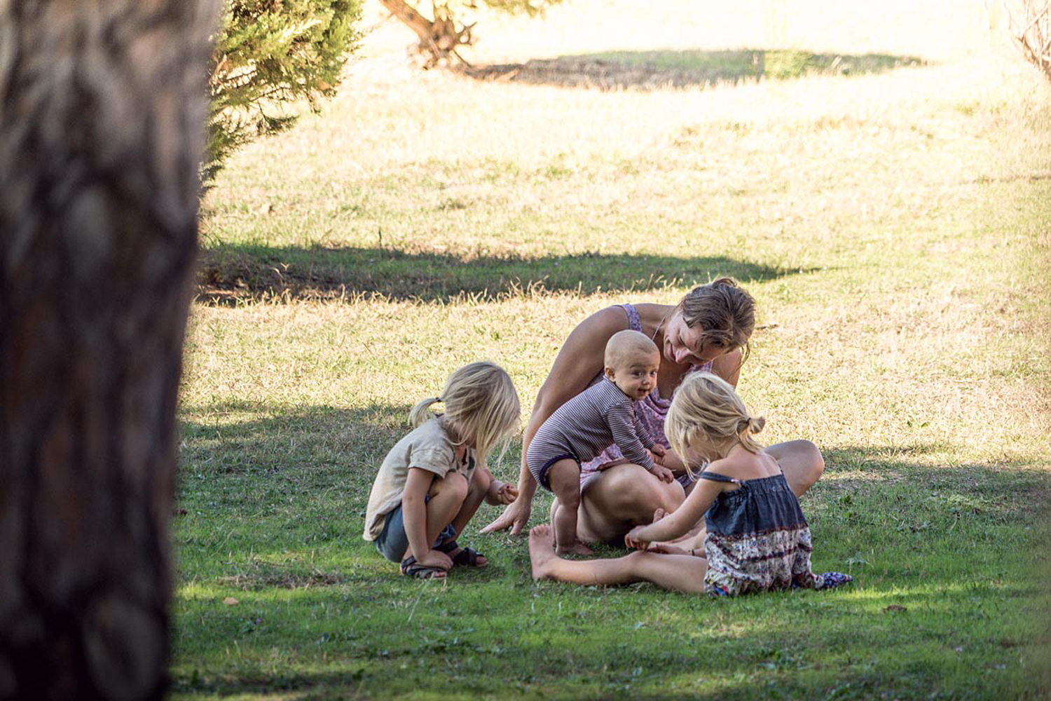 LIFE-for-FIVE-Sardinien-mit-Kindern-Mama Tina mit ihren drei Mädels auf einer Wiese.