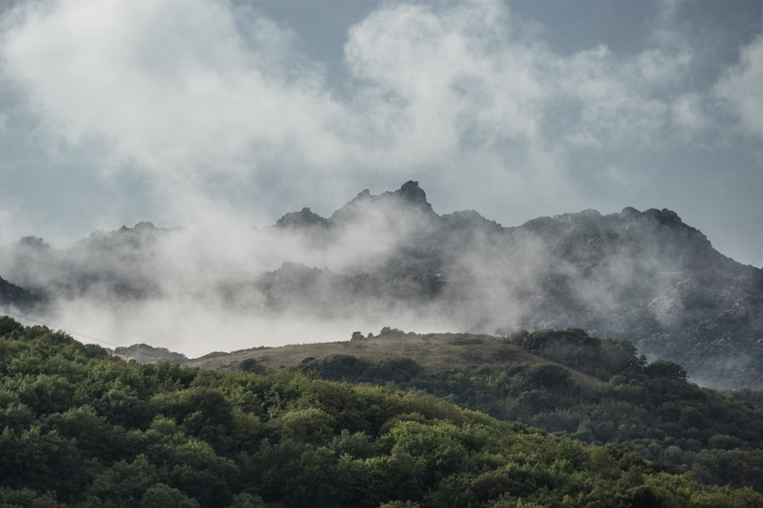 LIFE-for-FIVE-Sardinien-mit-Kindern-Felsformationen bei einem aufziehenden Gewitter auf Sardinien.