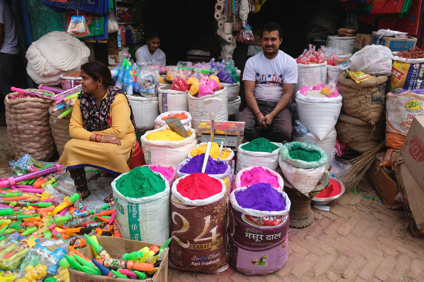 Vorbereitungen für Holi in Tansen, Nepal.