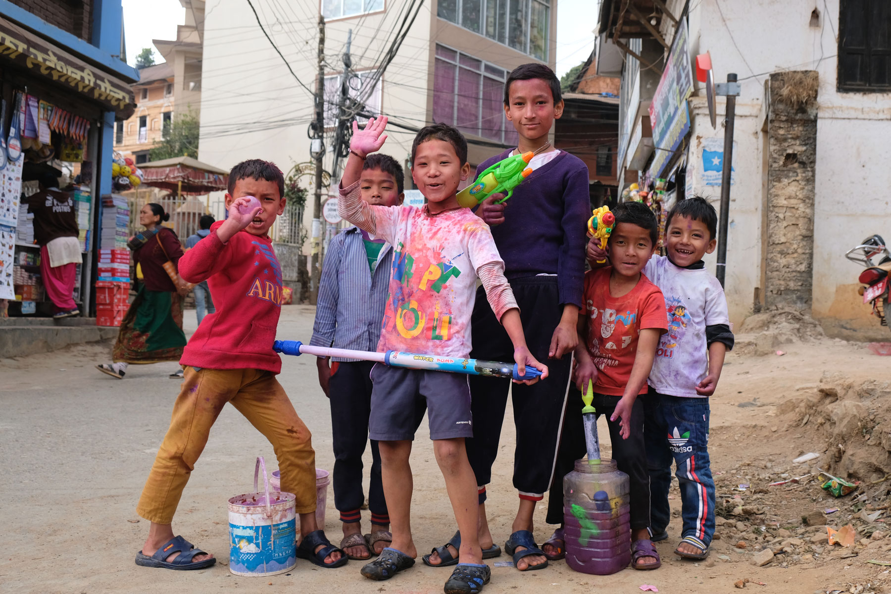 Kinder feiern Holi in Tansen, Nepal.