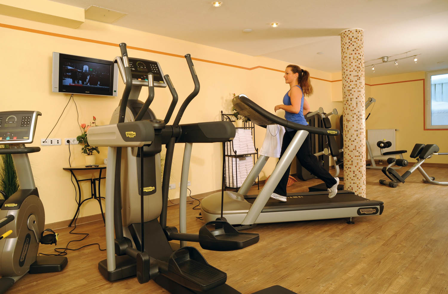 Fitnessbereich mit Technogym Geräten und Kinesis Stations im Hotel Erb in Parsdorf bei München