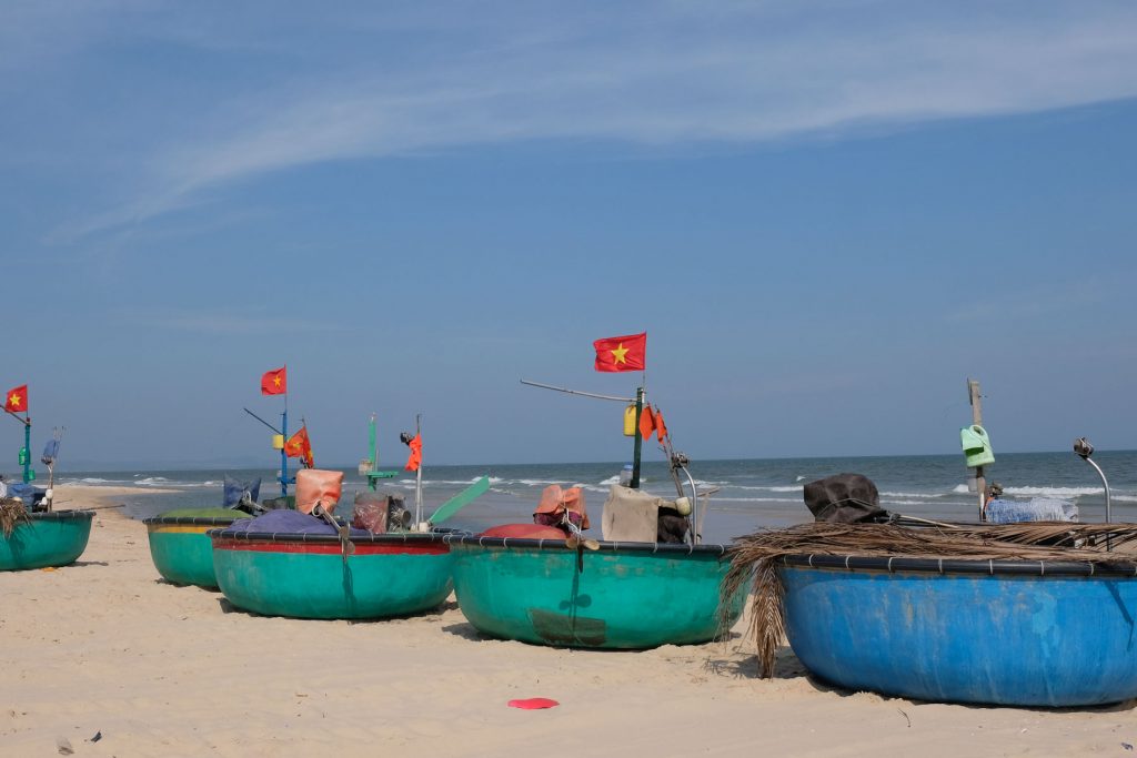 Fischerboote am Strand von Vietnam.