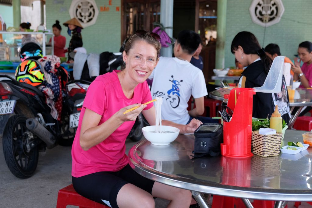 Leo isst eine Pho in einem kleinen Restaurant in Vietnam.