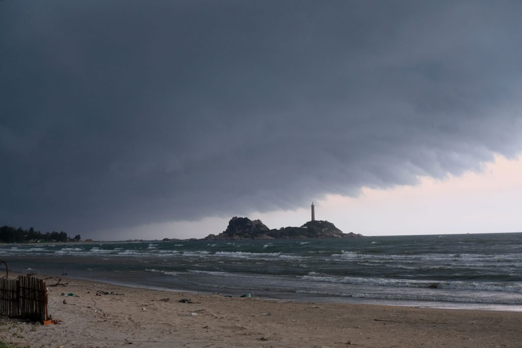 Gewitterwolken an der Küste Vietnams.