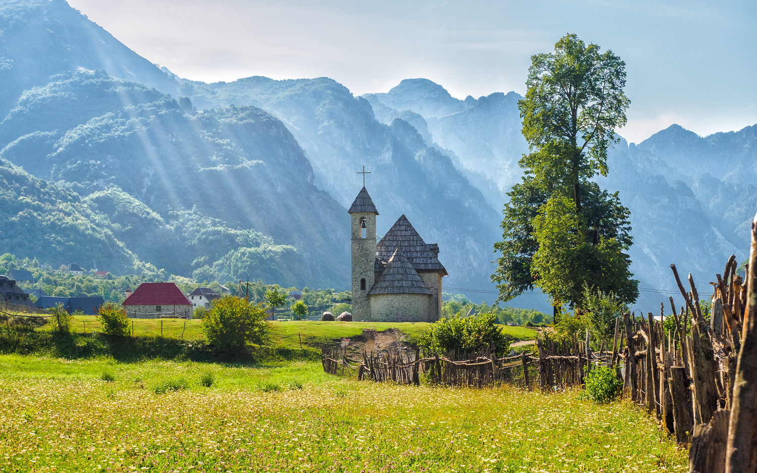 Kirche in der Bergwelt von Theth