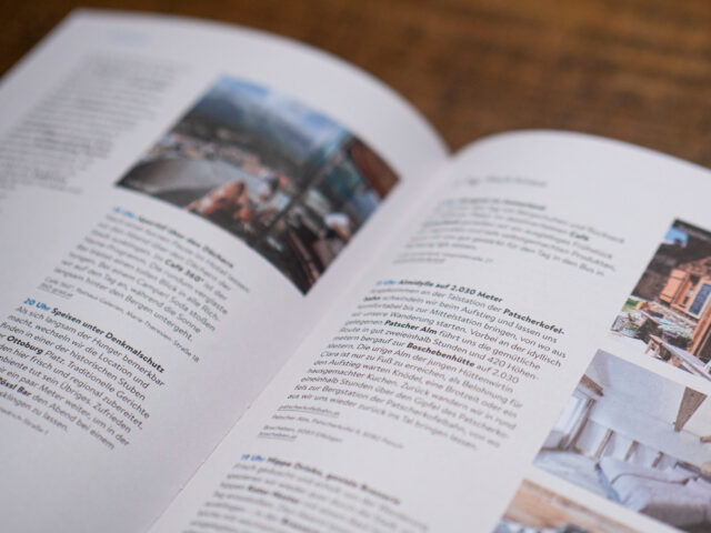 Doppelseite aus dem Tirol Reiseführer mit Tipps, Bildern und Text – strukturiert nach Regionen und Jahreszeiten, Beispielseite aus dem Reisehandbuch