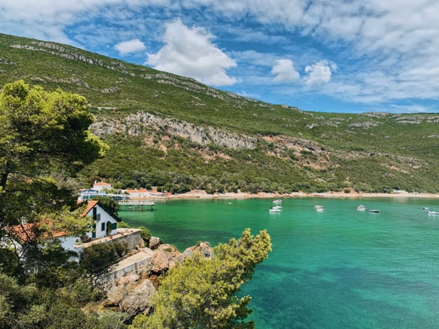 Blick von der Forte de Santa Maria da Arrábida auf den Portinho da Arrábida - eine der schönsten Küstenlandschaften Portugals. 