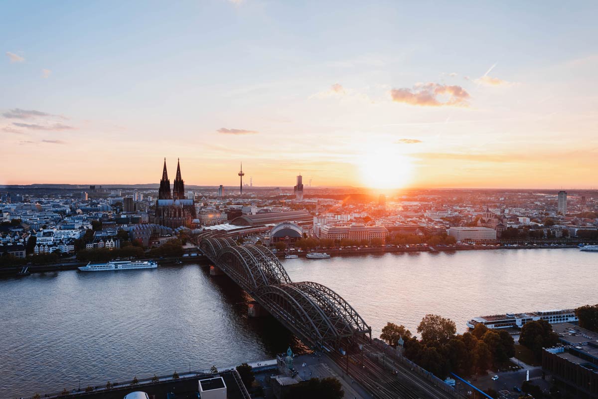 Blick über Köln mit Dom, Sonnenuntergang