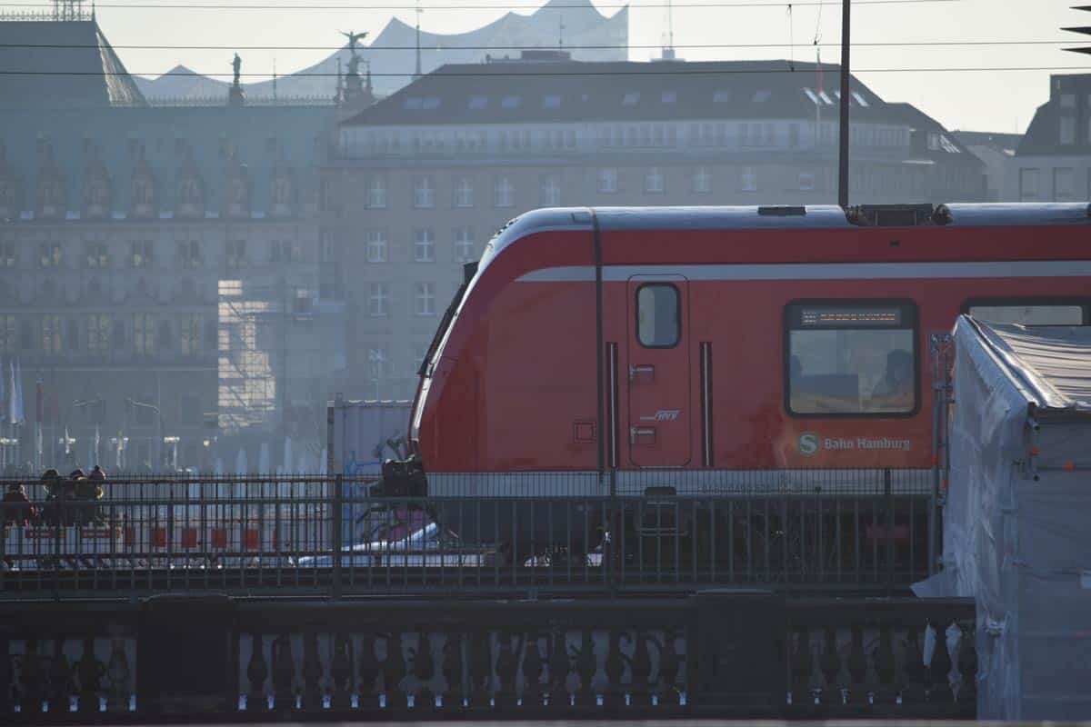 S-Bahn in Hamburg mit Elbphilharmonie