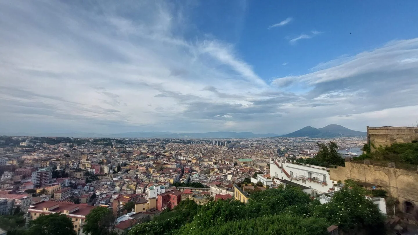 Blick auf die gesamte Stadt und der Vesuv im Hintergrund