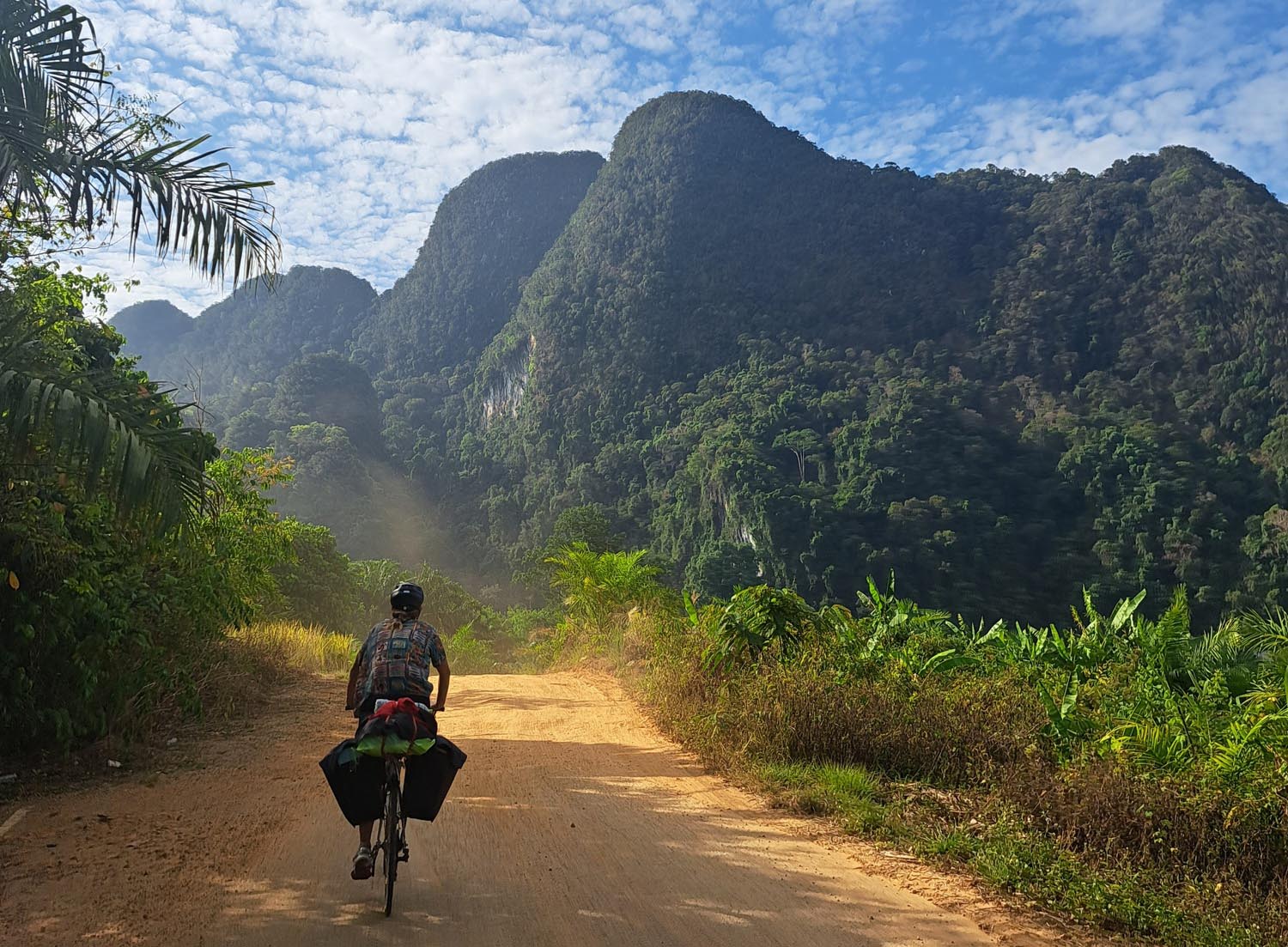Per Anhalter, Fahrrad und Öffis nach Indonesien und zurück